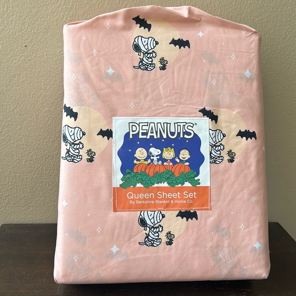 New Peanuts Mummy Snoopy Bats Spooky  Halloween Queen  Size Sheet Set Pink Moon